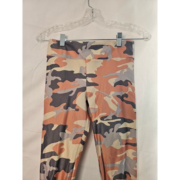 Koral Camo Lustrous High Rise Leggings in Rose Quartz Camo size Midium - Picture 3 of 9